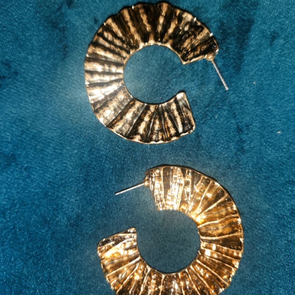 C-Shape Gold Earrings - Picture 2 of 2